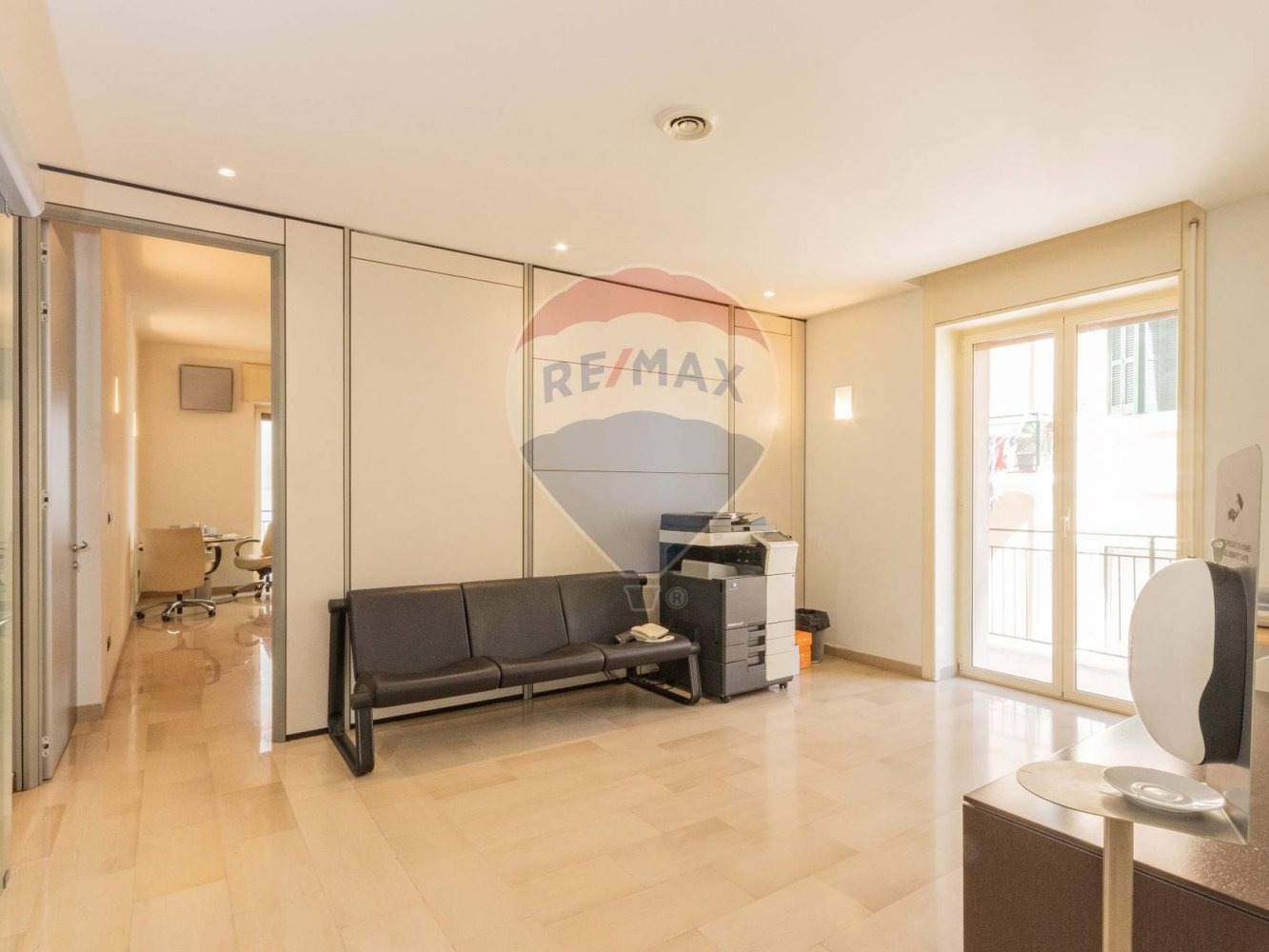 Oficina de 5 habitaciónes en Bari, Italy No. 266451