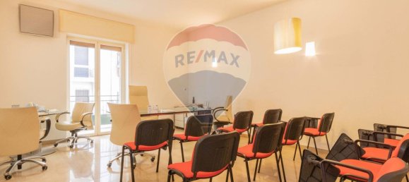 Oficina de 5 habitaciónes en Bari, Italy No. 266451 4