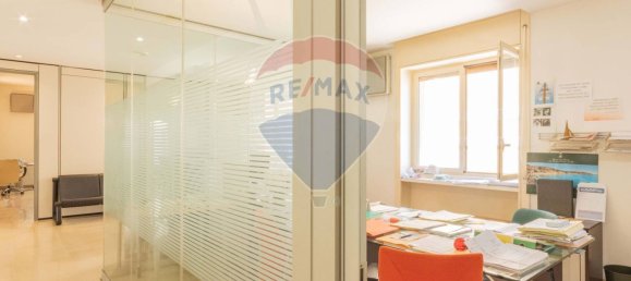 Oficina de 5 habitaciónes en Bari, Italy No. 266451 18