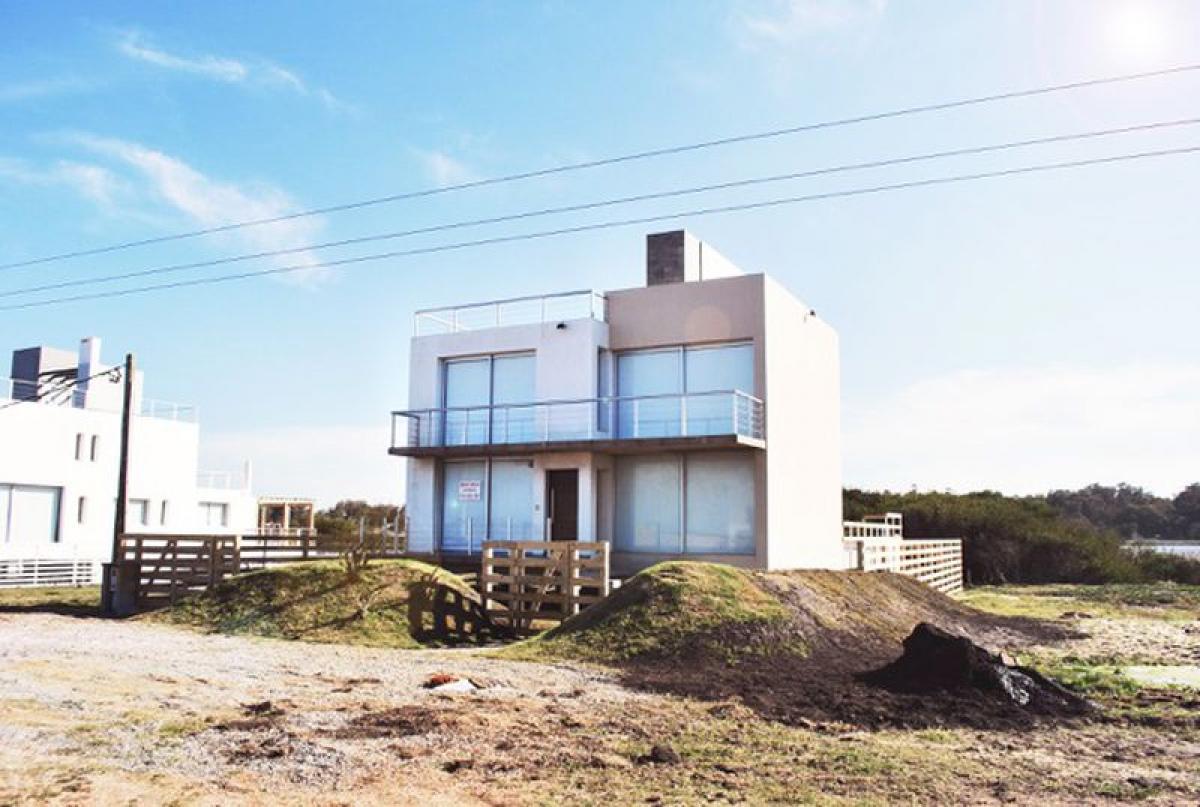 3 bedrooms House in Maldonado, Uruguay No. 6920