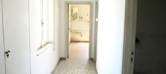 6 rooms Apartment in Pontedera, Italy No. 215966 8