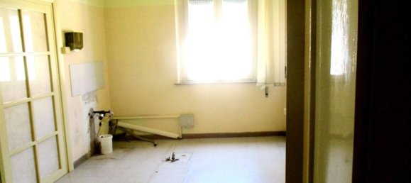 6 rooms Apartment in Pontedera, Italy No. 215966 4