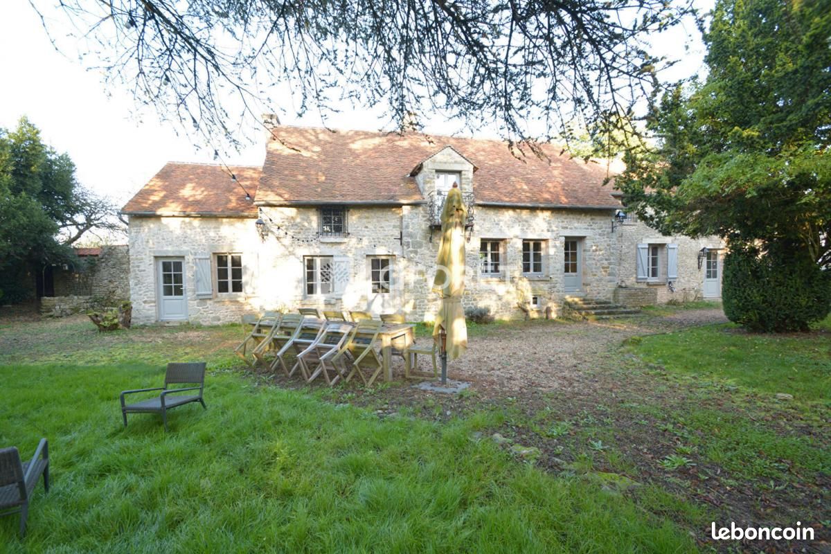Casa de 4 dormitorios en Yevre-la-Ville, France No. 154768