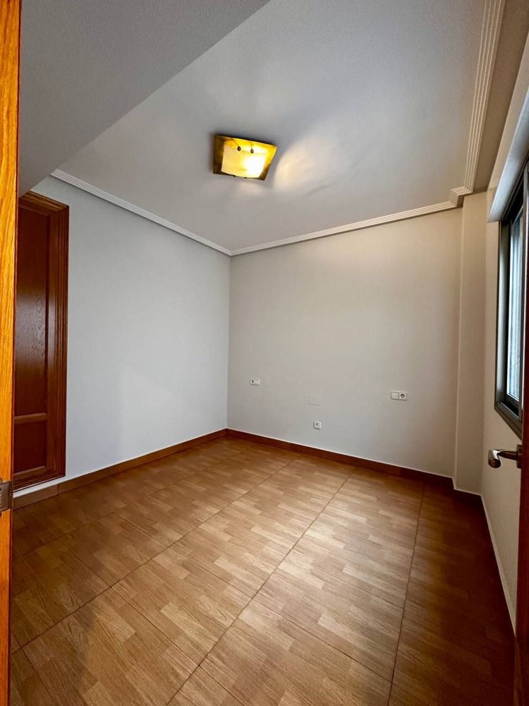 Apartamento de 3 dormitorios en Torrevieja, Spain No. 143210