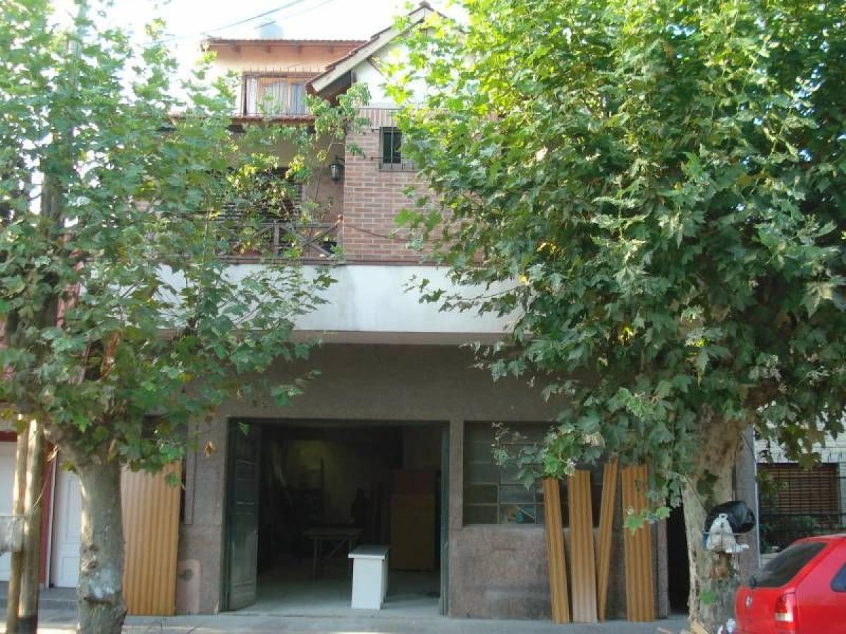 4 bedrooms House in Lanus, Argentina No. 11631