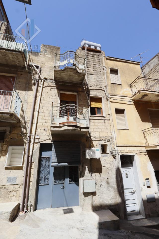 Casa de 4 habitaciónes en Palagonia, Italy No. 237679