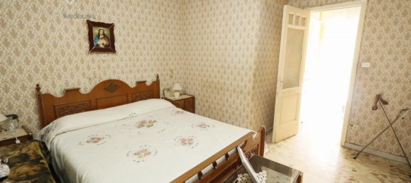 Casa de 4 habitaciónes en Palagonia, Italy No. 237679 3