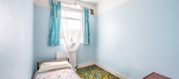 3 bedrooms House in Kingsbury, United Kingdom No. 7833 8