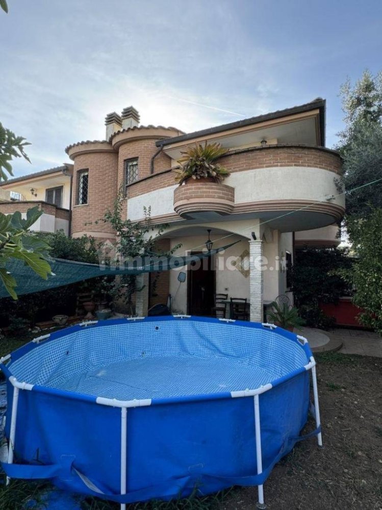 4 bedrooms Villa in Anzio, Italy No. 184136