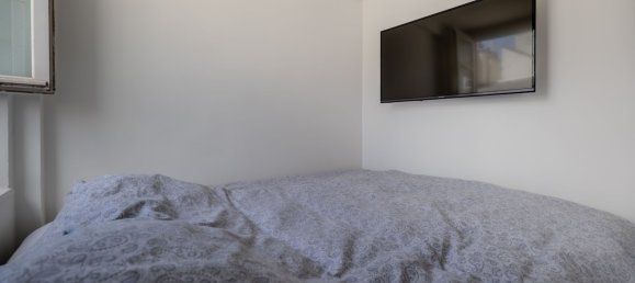 Studio in Paris, France No. 279323 11