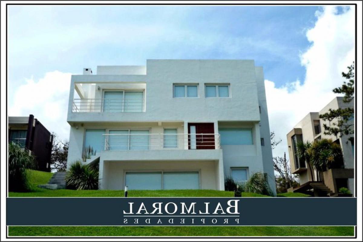 4 bedrooms House in Mar del Plata, Argentina No. 93653
