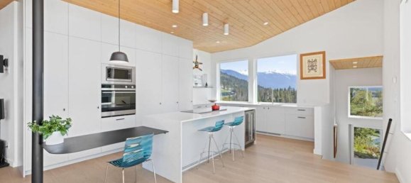 5 bedrooms House in British Columbia, Canada No. 1104 11