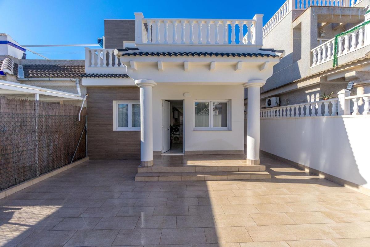 3 bedrooms Villa in Torrevieja, Spain No. 291397