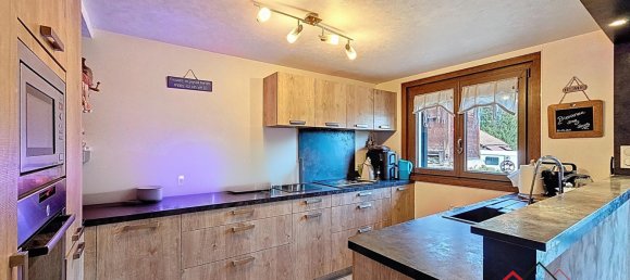 3 bedrooms Castles in Bonne, France No. 190826 8