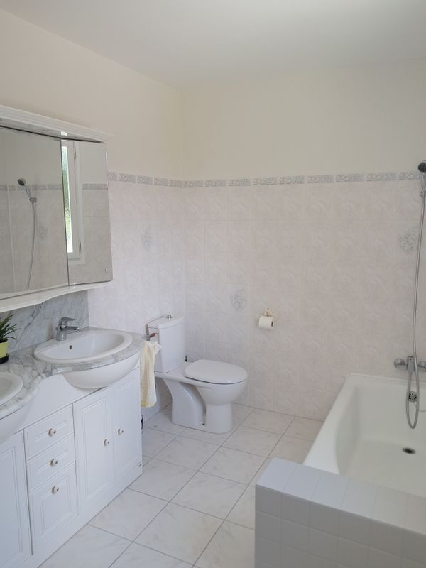 5 bedrooms House in Lesigny, France No. 174056