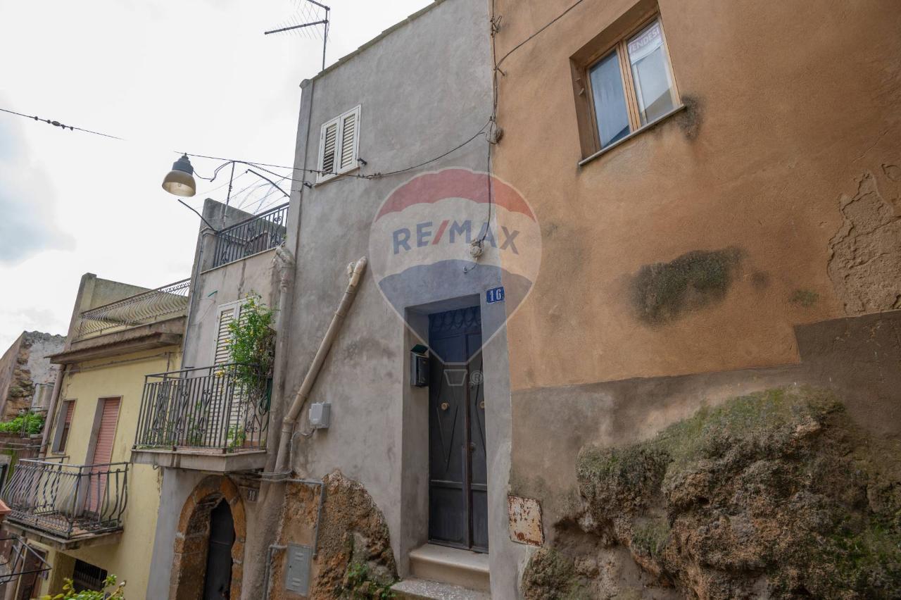 2 rooms House in Caltagirone, Italy No. 73716