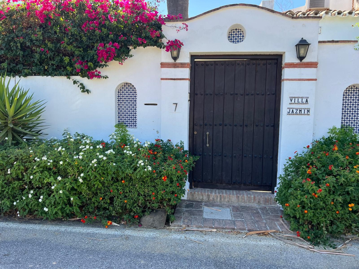 4 bedrooms Villa in Estepona, Spain No. 216318