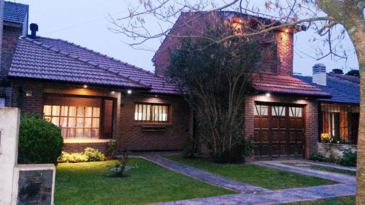 3 bedrooms House in Mar del Plata, Argentina No. 77133