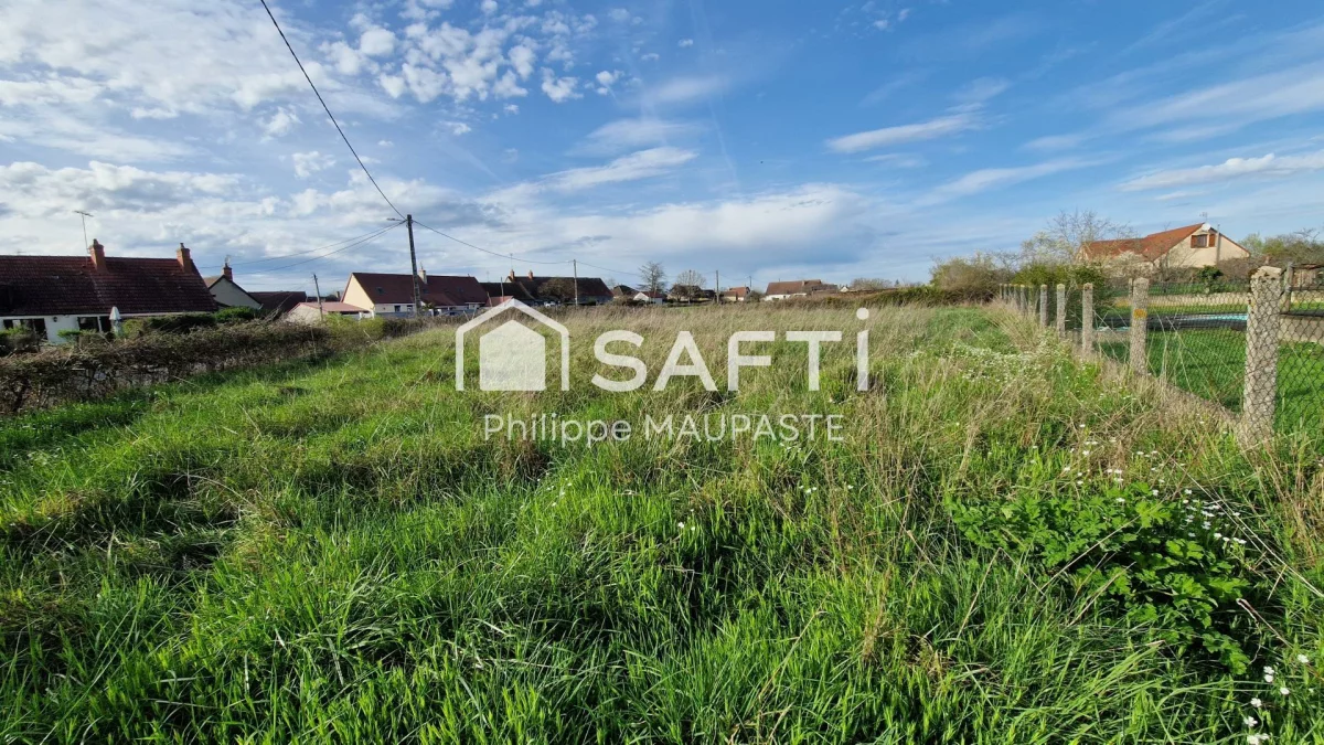 699m² Land in Mornay-sur-Allier, France No. 85350