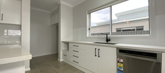 4 bedrooms House in Griffith, Australia No. 1012 6