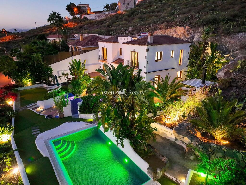 5 bedrooms Villa in Guia de Isora, Spain No. 217870
