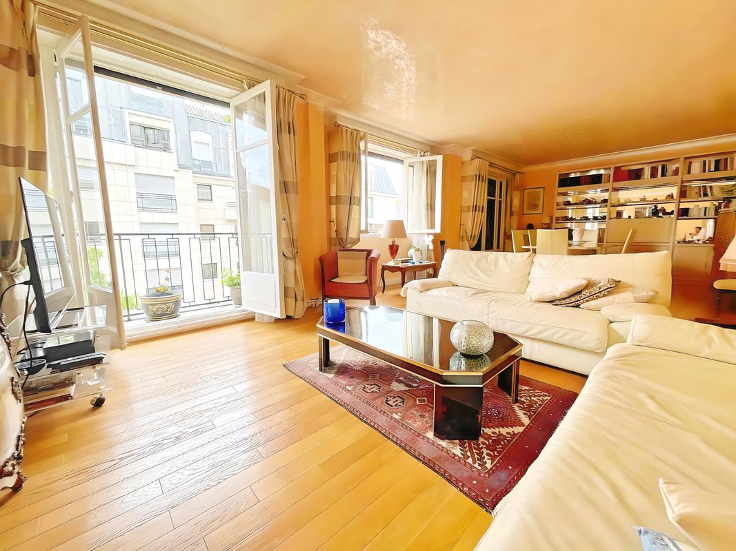 3 bedrooms Apartment in Charenton-le-Pont, France No. 170060