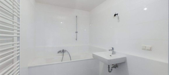 2 rooms Apartment in Hernals, Austria No. 154452 4