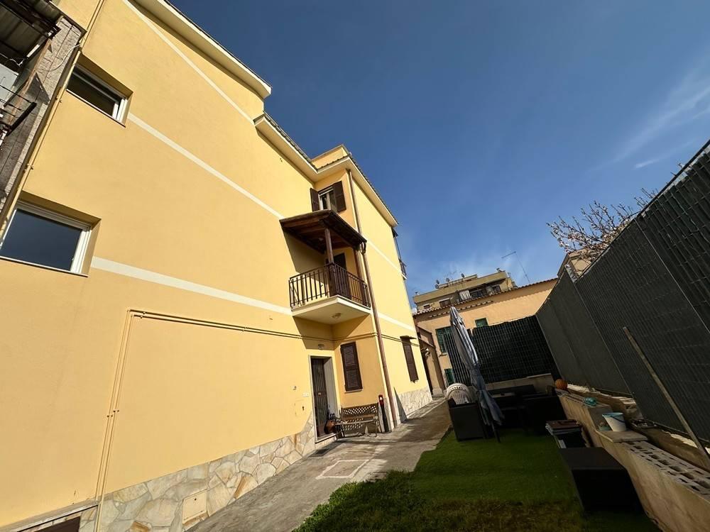 3 rooms Apartment in Rome, Italy No. 37035