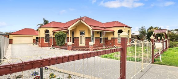 4 bedrooms House in Inverloch, Australia No. 337 4