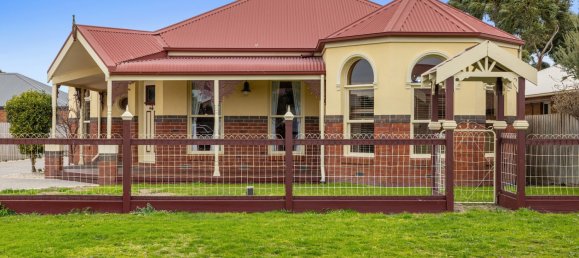 4 bedrooms House in Inverloch, Australia No. 337 2