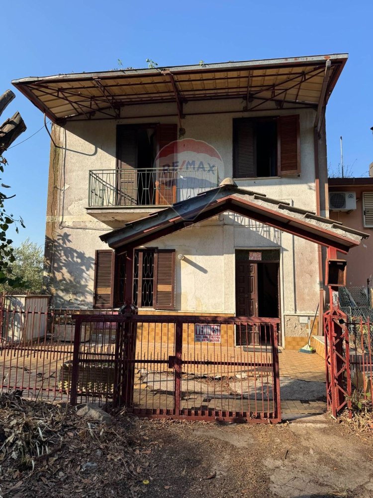 Casa de 7 habitaciónes en Aiello del Sabato, Italy No. 276659