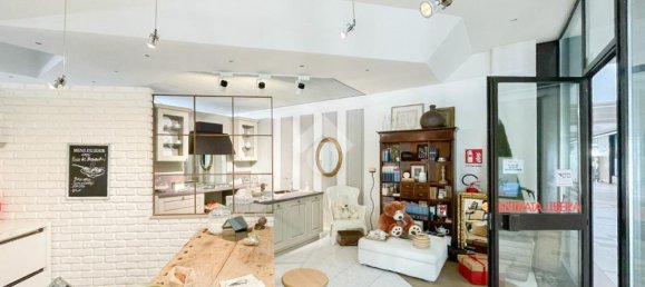 1غرفة عقار تجاري في Brescia, Italy رقم 209539 9