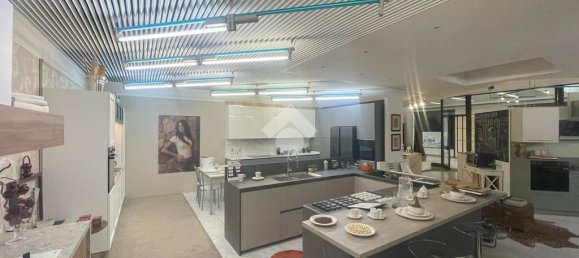 1غرفة عقار تجاري في Brescia, Italy رقم 209539 36