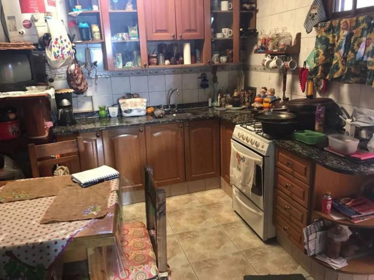 Casa de 3 dormitorios en General San Martín, Argentina No. 7135