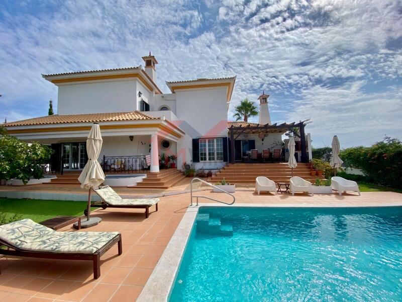 5 bedrooms Villa in Faro, Portugal No. 137063
