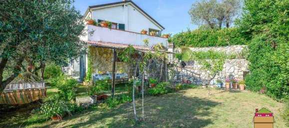 4 bedrooms Villa in Arcola, Italy No. 319085 3