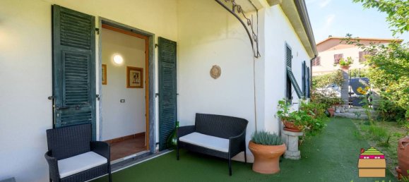 4 bedrooms Villa in Arcola, Italy No. 319085 2