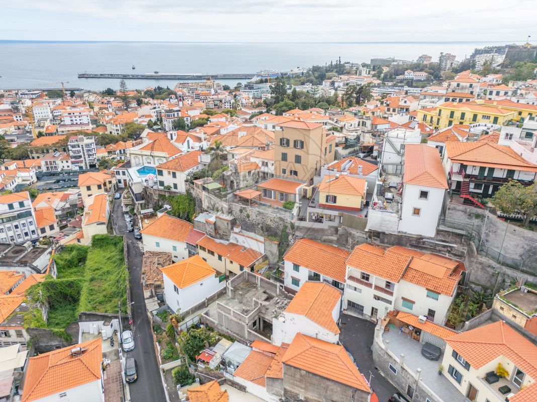 Дом с 4 спальнями в Фуншал, Португалия № 184490