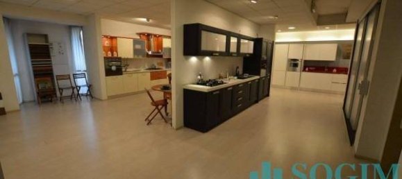 5 rooms Commercial property in Monza, Italy No. 156310 10