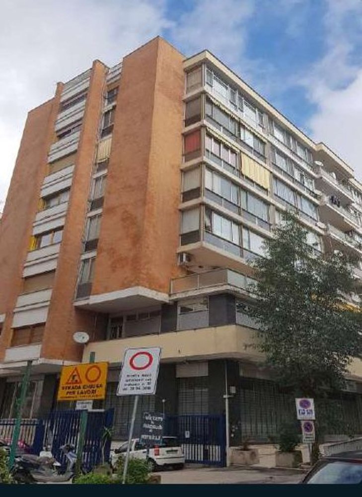 5 rooms Apartment in Naples, Italy No. 9537