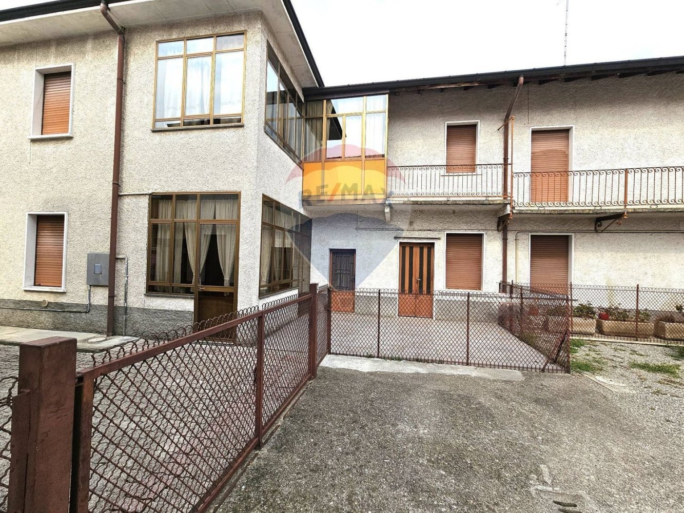 8 bedrooms House in Gallarate, Italy No. 363465