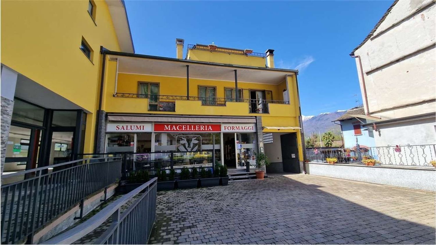 Bâtiment à Vogogna, Italy 450m² No. 84496