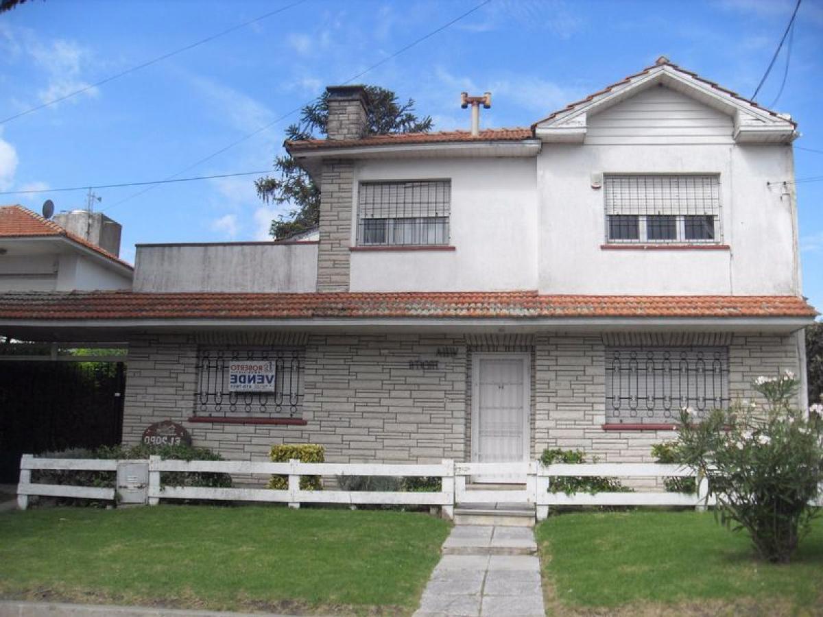 Дом с 4 спальнями в Мар-дель-Плата, Аргентина № 82754