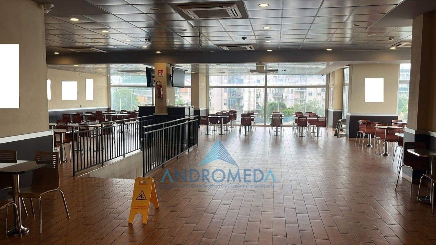 Gewerbliche Immobilie in San Nicola la Strada, Italy 510m², Nr. 265952