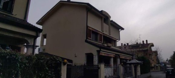 Villa de 4 habitaciónes en Brugherio, Italy No. 6231 6