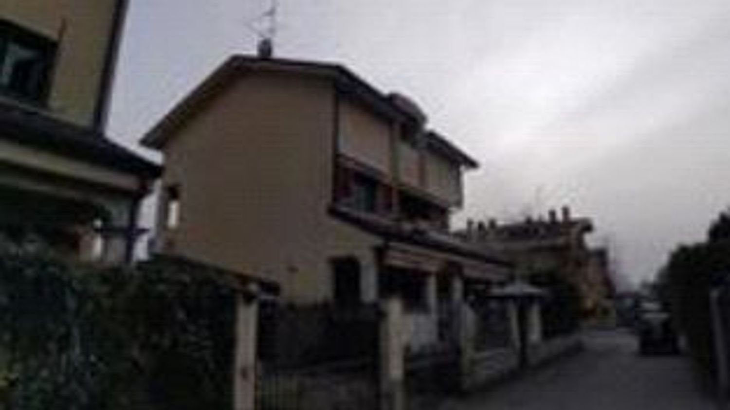 Villa de 4 habitaciónes en Brugherio, Italy No. 6231
