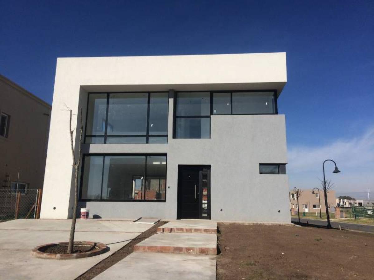 Casa de 3 dormitorios en Tigre, Argentina No. 63679