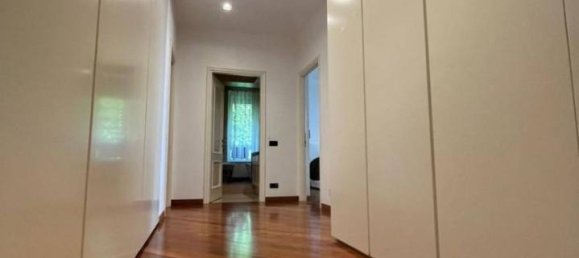 6 rooms Apartment in Genoa, Italy No. 17475 2