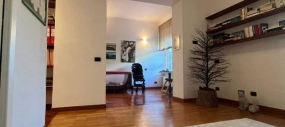 6 rooms Apartment in Genoa, Italy No. 17475 5