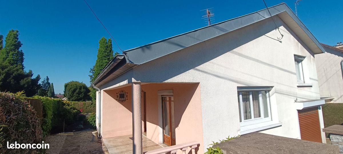 Casa de 3 dormitorios en Laval, France No. 319318